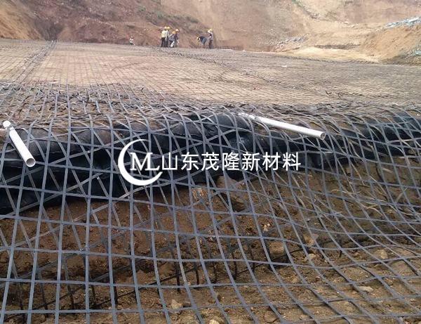 鋪設土工格柵時,不允許有褶皺