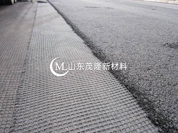 土工格柵的鋪設寬度應符合設計要求