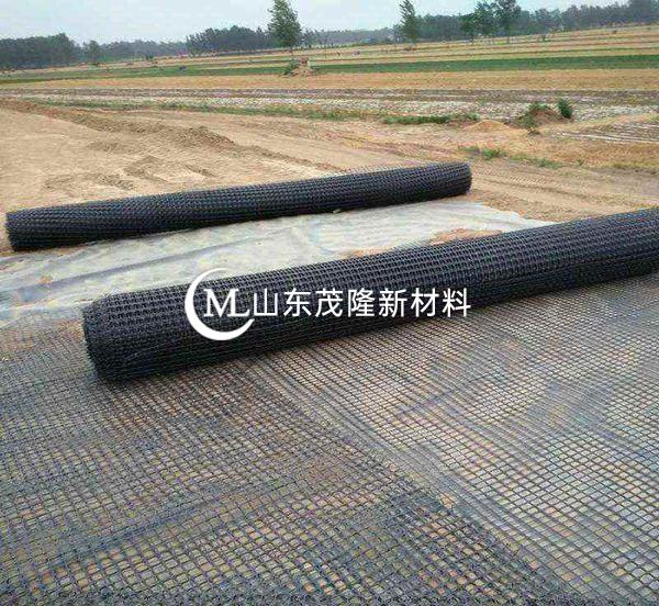 土工格柵及碎石墊層施工