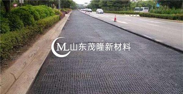 鋼塑土工格柵如何有效防止路面斷裂沉降