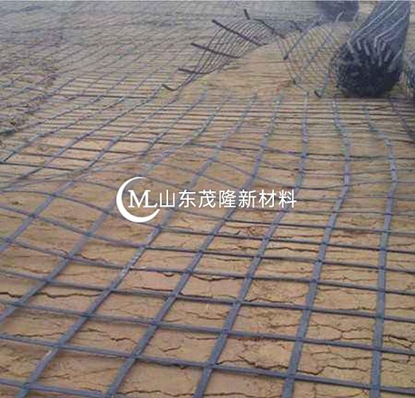 ?鋼塑土工格柵以高強鋼絲（或其他纖維）